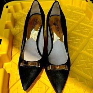 ⭐️⭐️Hardly Worn Michael Michael  Kors Ladies Black Suede Pumps Size 9.5